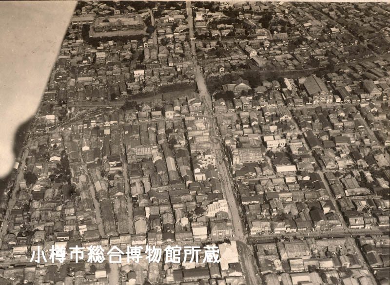 左上に堺小、中央に鳥居が見える